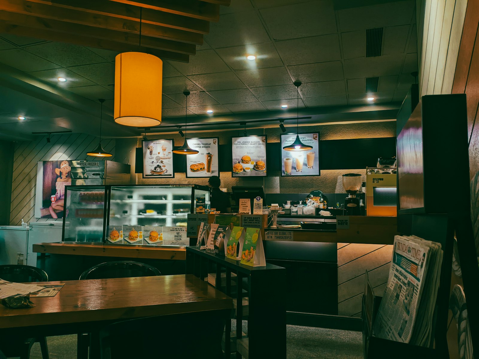 温かみのある照明の店内